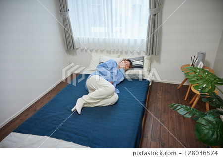 患有孕吐的女性、孕婦、產婦 128036574