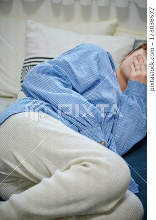 Women suffering from morning sickness, pregnant women, maternity 128036577