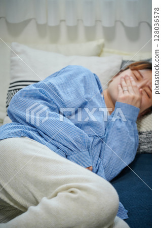 Women suffering from morning sickness, pregnant women, maternity Women suffering from morning sickness, pregnant women, maternity 128036578