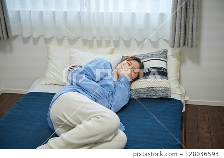 Women suffering from morning sickness, pregnant women, maternity 128036593