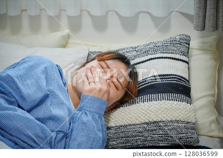 Women suffering from morning sickness, pregnant women, maternity 128036599