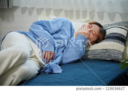 患有孕吐的女性、孕婦、產婦 128036627