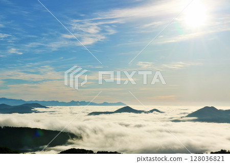 Hokkaido: The sun at dawn and the land of the sea of clouds Hokkaido: The sun at dawn and the land of the sea of clouds 128036821