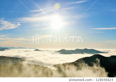Hokkaido: The sun at dawn and the land of the sea of clouds Hokkaido: The sun at dawn and the land of the sea of clouds 128036823