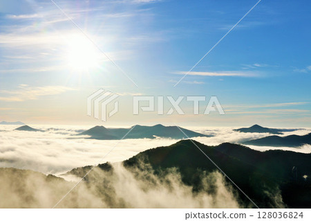 Hokkaido: The sun at dawn and the land of the sea of clouds Hokkaido: The sun at dawn and the land of the sea of clouds 128036824