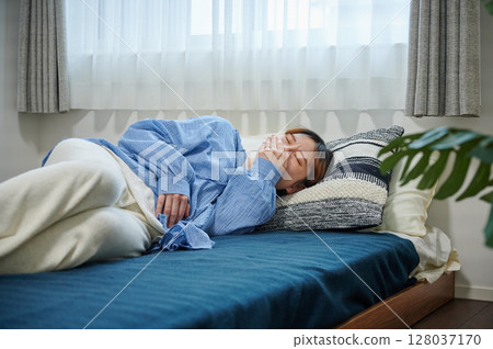 Women suffering from morning sickness, pregnant women, maternity 128037170