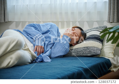 患有孕吐的女性、孕婦、產婦 128037172