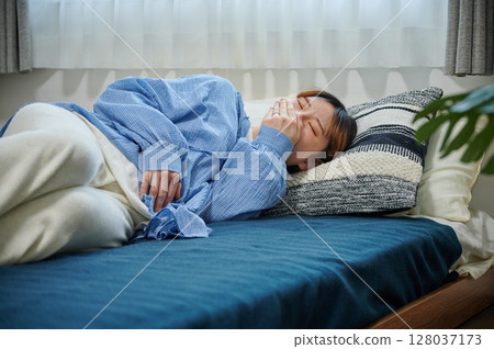 患有孕吐的女性、孕婦、產婦 128037173