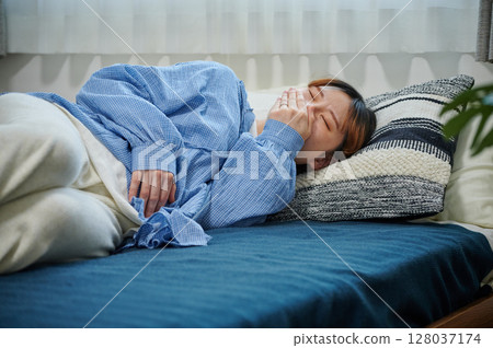 患有孕吐的女性、孕婦、產婦 128037174