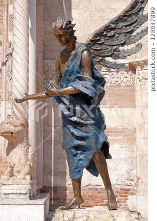 Angel statue outside of the Cathedral dedicated to the Blessed Virgin Mary under the designation Santa Maria Matricolare in Verona, Italy 128037899