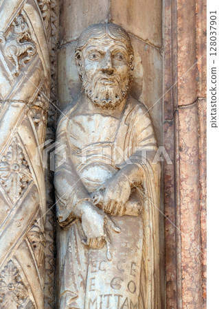 Prophet, statue on the portal of the Cathedral dedicated to the Blessed Virgin Mary under the designation Santa Maria Matricolare in Verona, Italy Prophet, statue on the portal of the Cathedral dedicated to the Blessed Virgin Mary under the designation Santa Maria Matricolare in Verona, Italy 128037901