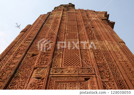 Stone carving on Qutub Minar, Delhi, India 128038050