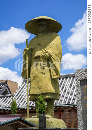 Statue of monk Shinran at Shitenno-ji Temple in Osaka, Japan 128038188