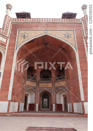 Humayun's Tomb, built by Hamida Banu Begun in 1565-72, Delhi, India Humayun's Tomb, built by Hamida Banu Begun in 1565-72, Delhi, India 128038201