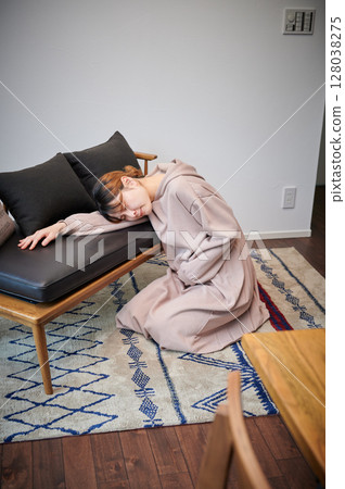 患有孕吐的女性、孕婦、產婦 患有孕吐的女性、孕婦、產婦 128038275