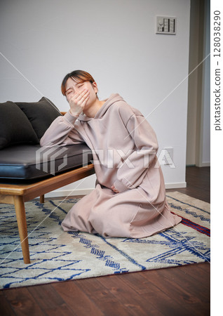 患有孕吐的女性、孕婦、產婦 128038290