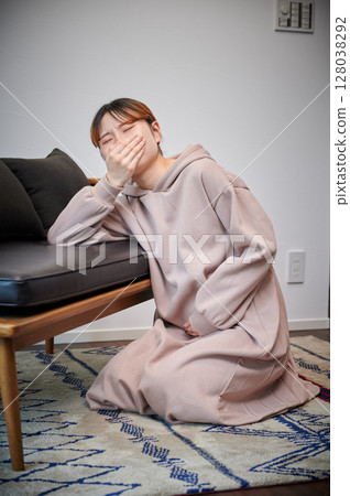 患有孕吐的女性、孕婦、產婦 128038292