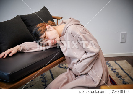 患有孕吐的女性、孕婦、產婦 128038364