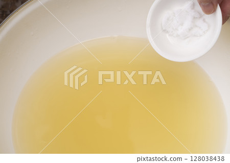 蔬菜清湯的製作過程：將燉好的蔬菜過濾掉湯汁。 128038438