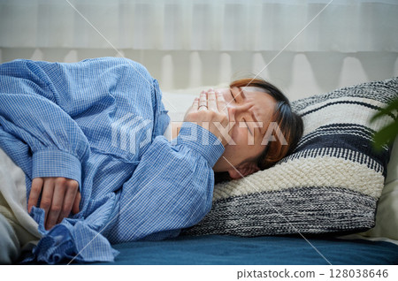 患有孕吐的女性、孕婦、產婦 患有孕吐的女性、孕婦、產婦 128038646