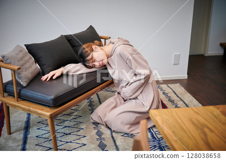 患有孕吐的女性、孕婦、產婦 128038658