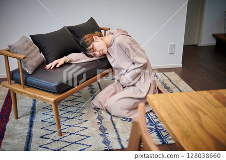 Women suffering from morning sickness, pregnant women, maternity 128038660