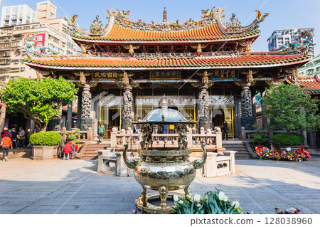 台灣龍山寺大殿 128038960