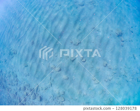The shadow of a skin diver reflected on the sand in shallow water. The ripples of the calm sea are beautiful. Hirizohama Nakagi Minamiizu Town Izu Peninsula Shizuoka Prefecture 2024 128039178