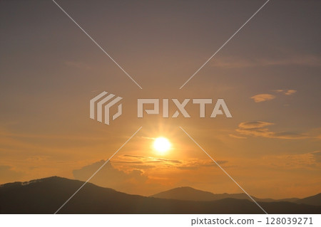 夕陽的天空,日落,雲彩,山脈 夕陽的天空,日落,雲彩,山脈 128039271