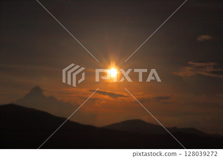 夕陽的天空,日落,雲彩,山脈 夕陽的天空,日落,雲彩,山脈 128039272