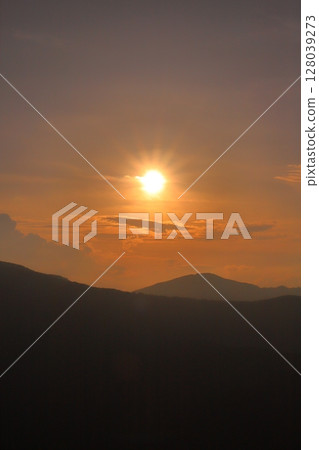 夕陽的天空，日落，雲彩，山脈 128039273