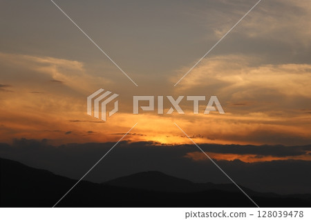 夕陽的天空,日落,雲彩,山脈 夕陽的天空,日落,雲彩,山脈 128039478