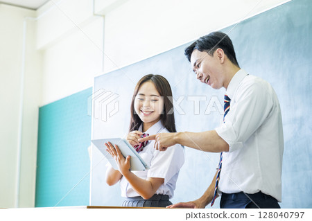 高中女孩向老師提問 高中女孩向老師提問 128040797