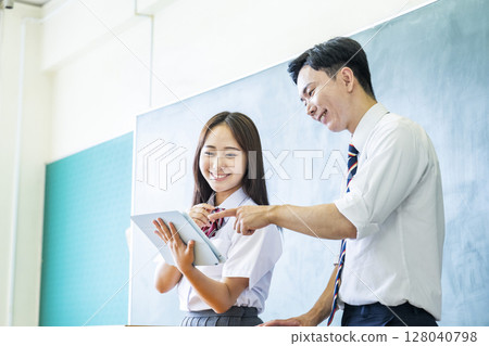 高中女孩向老師提問 高中女孩向老師提問 128040798