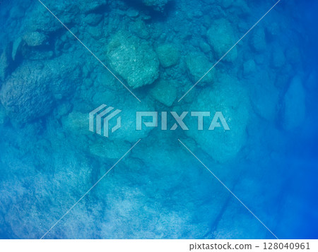 Hirizo海灘的蔚藍大海。水底有一大片礁石。 Hirizo海灘,中木,伊豆半島,靜岡縣,南伊豆町,2024 Hirizo海灘的蔚藍大海。水底有一大片礁石。 Hirizo海灘,中木,伊豆半島,靜岡縣,南伊豆町,2024 128040961
