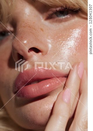 年輕女子在進行皮膚護理時臉部和指尖的特寫 128041307