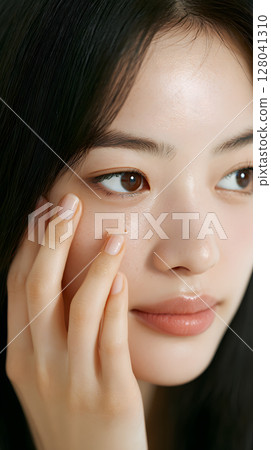 年輕女子在進行皮膚護理時臉部和指尖的特寫 128041310