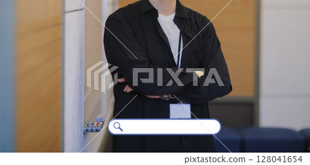 Search image, search box, click, male business person with arms crossed, IT company 128041654