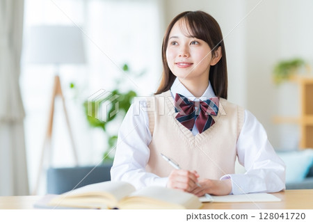Girls high school studying at home 128041720