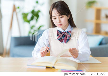 Girls high school studying at home 128041722