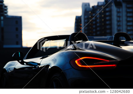 閃亮的黑色敞篷車 128042680
