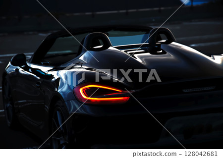 閃亮的黑色敞篷車 閃亮的黑色敞篷車 128042681