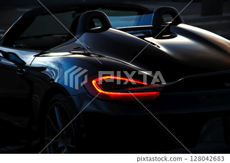 閃亮的黑色敞篷車 128042683