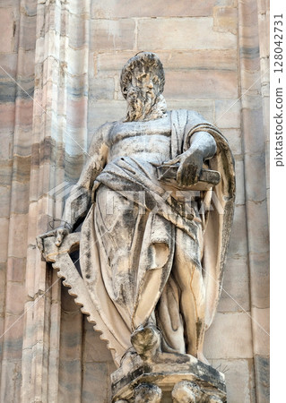 Saint Simon statue on the facade of the Milan Cathedral, Duomo di Santa Maria Nascente, Milan, Lombardy, Italy Saint Simon statue on the facade of the Milan Cathedral, Duomo di Santa Maria Nascente, Milan, Lombardy, Italy 128042731