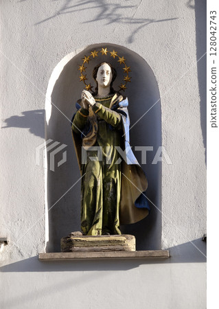 Virgin Mary, statue on the house facade in Graz, Styria, Austria 128042743