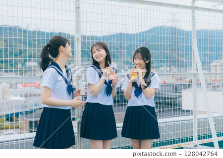 三個高中女生在學校樓頂聊天 128042764
