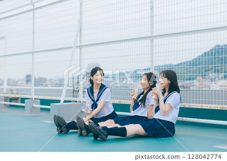 三個高中女生在學校樓頂聊天 128042774