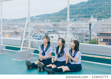 三個高中女生在學校樓頂聊天 128042775