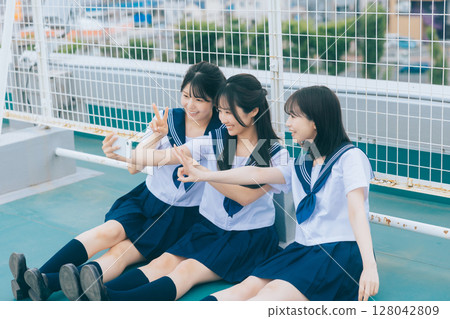 高中女生在屋頂上拍照 128042809