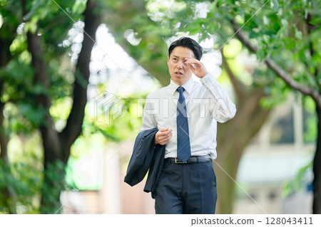 Businessman, extreme heat, heat stroke, abnormal weather Businessman, extreme heat, heat stroke, abnormal weather 128043411